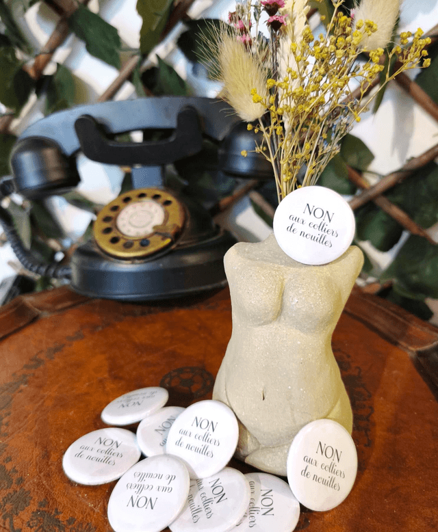 Badges "NON aux colliers de nouilles"