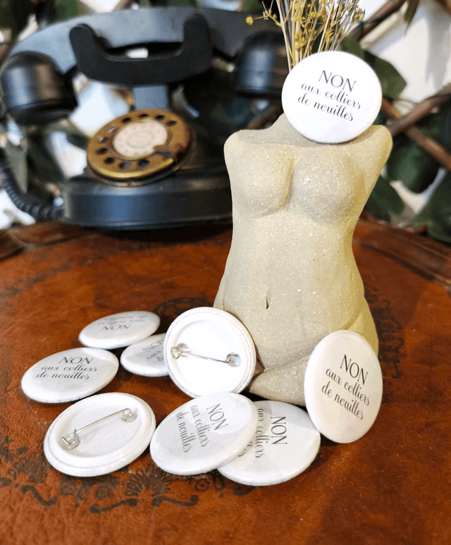 Badges "NON aux colliers de nouilles"